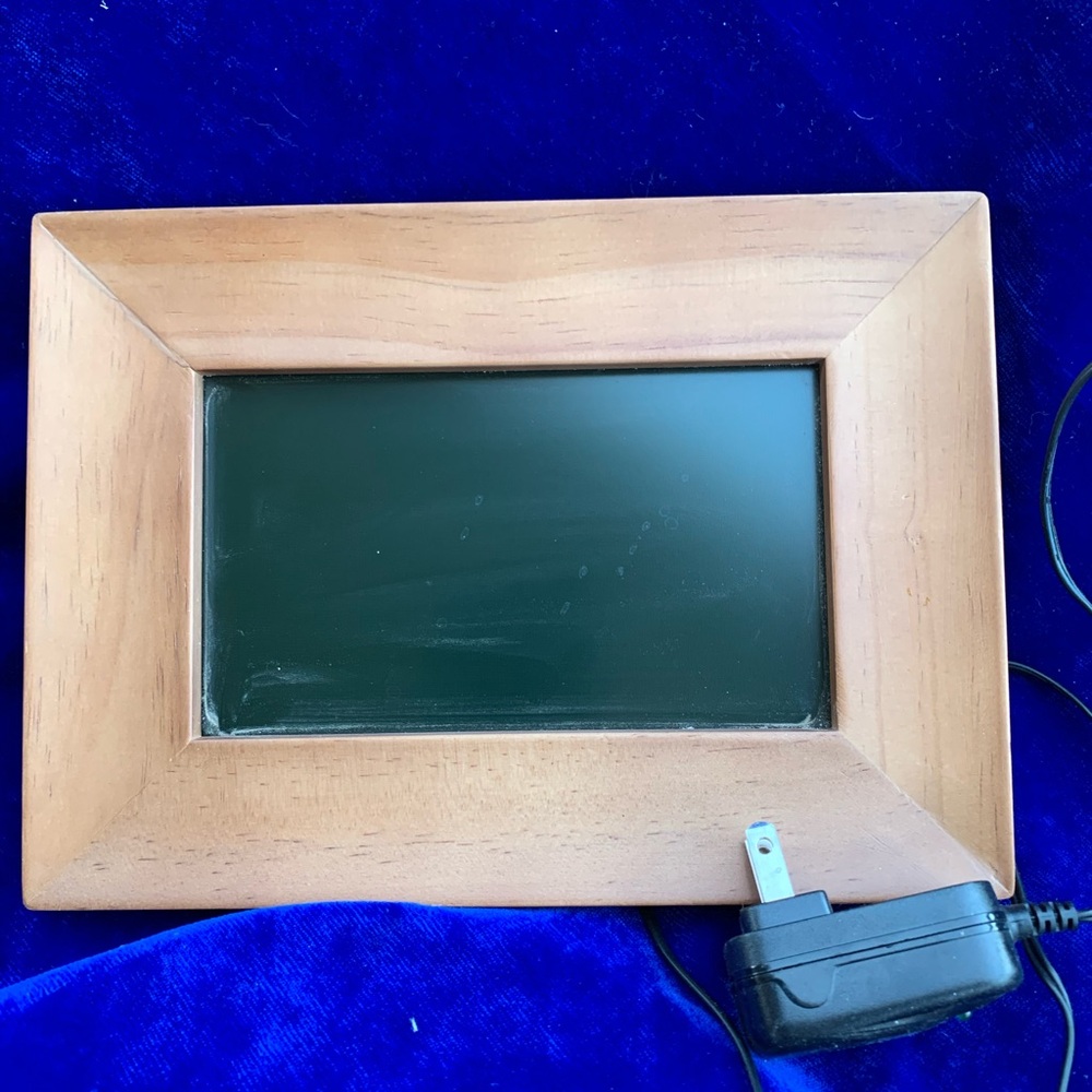 Digital Photo Frame Tabletop/Wall Hanger 9”x 6” 5-Button Control Plug In Adapter